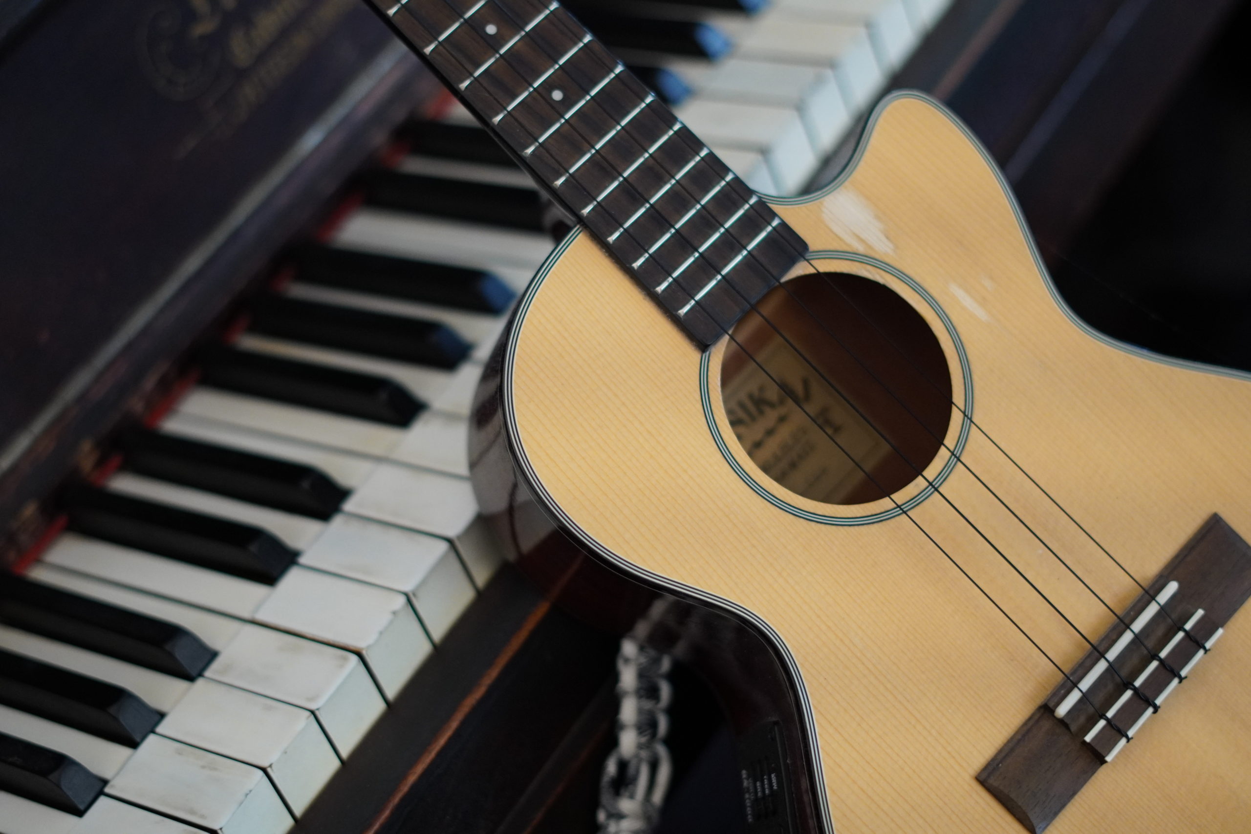 https://www.squamishacademyofmusic.com/wp-content/uploads/2022/06/Piano-Ukulele.jpg