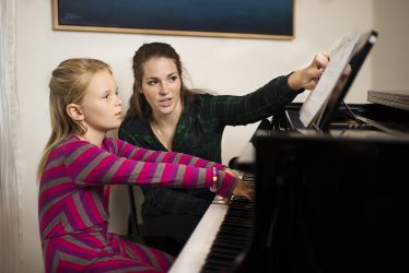 https://www.squamishacademyofmusic.com/wp-content/uploads/2022/06/Piano-lesson.jpg